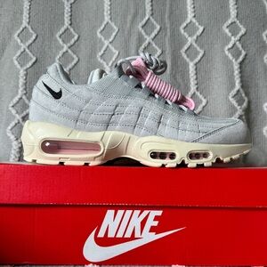 Nike Air Max 95 Grey Fog/Pink Foam Sneakers Women’s 10 Low Top DX2670-001 NIB